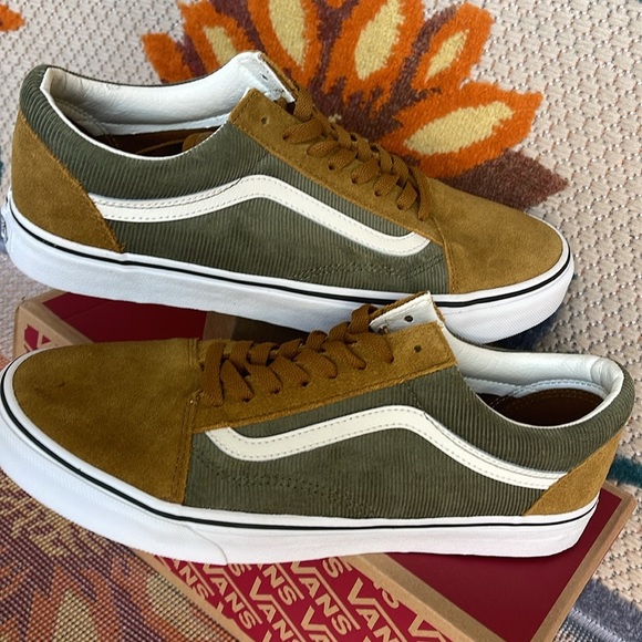 Vans Men’s Old Skool
Mini Cord Green/Brown
VN000ZNIT20A
Old Skool Corduroy Shoe - Picture 13 of 16